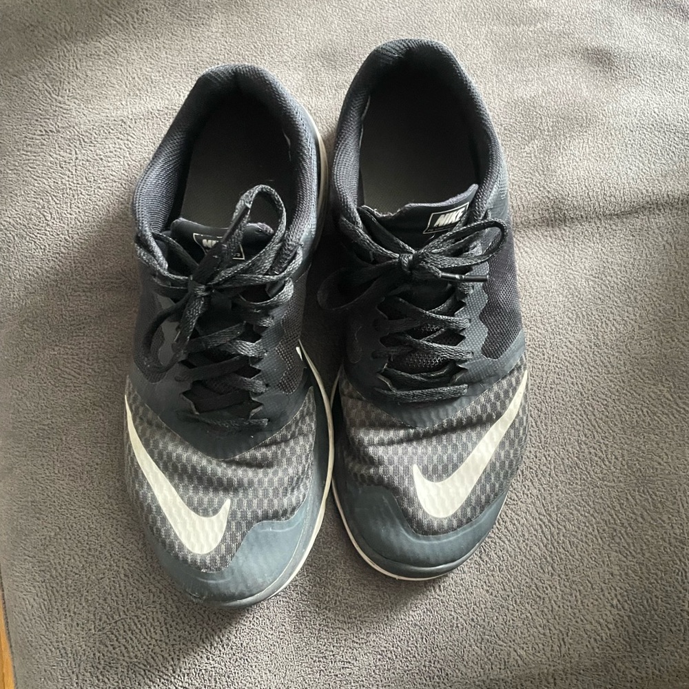 Women’s 9.5 Nike black sneakers tennis shoes